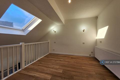 1 bedroom semi-detached house to rent, St. Heliers Drive, Salford, M7