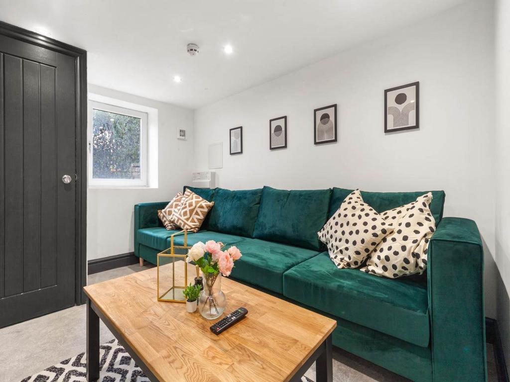 264 Stanningley Road-3