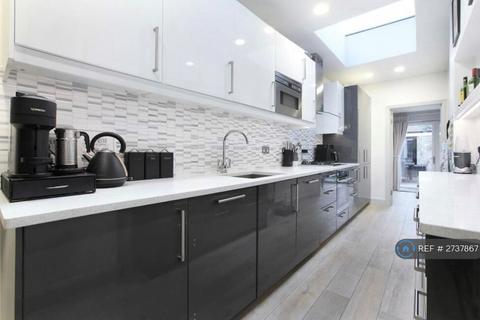 2 bedroom flat to rent, Alderbrook Road, London, SW12