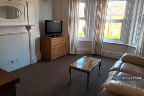 2 bedroom flat to rent, Holdenhurst Road, Bournemouth, BH8
