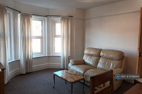 2 bedroom flat to rent, Holdenhurst Road, Bournemouth, BH8