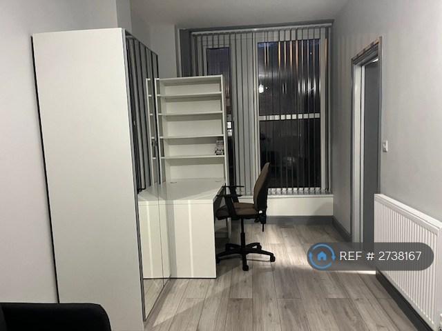 Large Double Room With Office Space