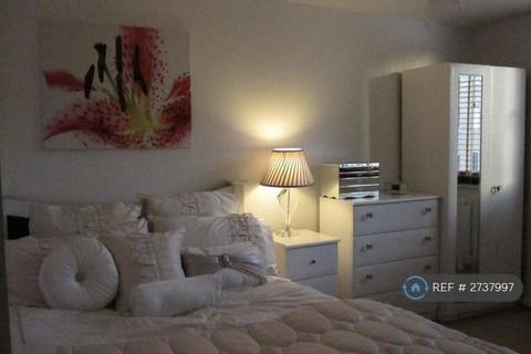 2 bedroom flat to rent, Cable Court, London, SE16