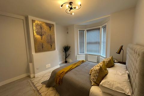 2 bedroom flat to rent, Ling Road, Newham, E16