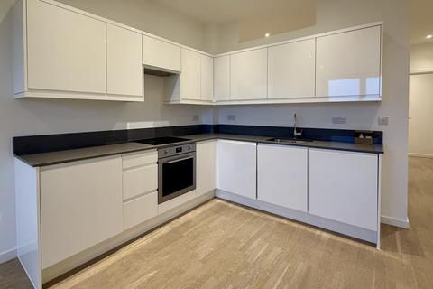 Studio to rent, Riverbank Way