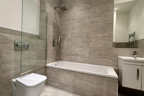 Studio to rent, Riverbank Way
