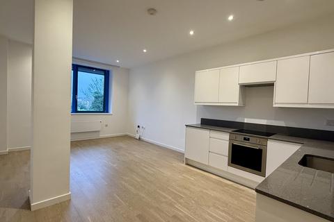 Studio to rent, Riverbank Way