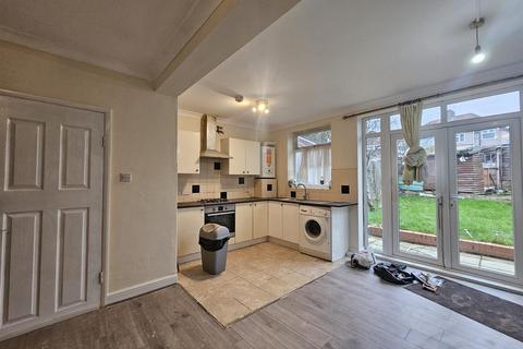 4 bedroom terraced house to rent, Summit Close, London