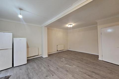 4 bedroom terraced house to rent, Summit Close, London