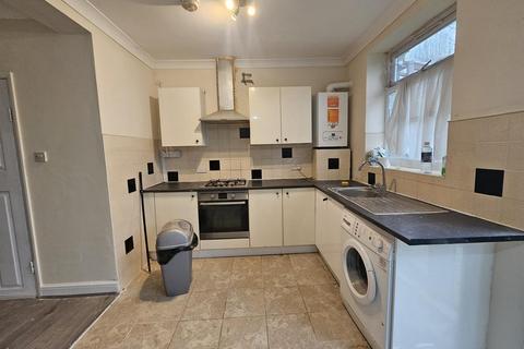 4 bedroom terraced house to rent, Summit Close, London