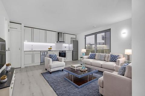 3 bedroom flat to rent, Deals Gateway, London SE13