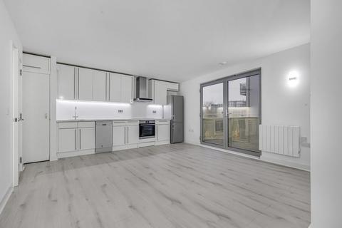 3 bedroom flat to rent, Deals Gateway, London SE13