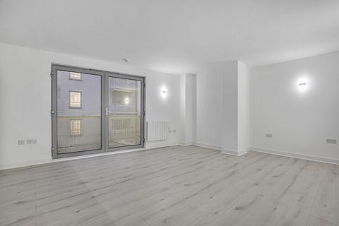 3 bedroom flat to rent, Deals Gateway, London SE13