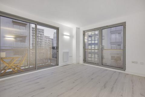 3 bedroom flat to rent, Deals Gateway, London SE13