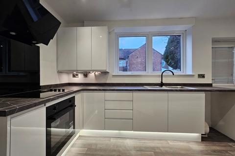 4 bedroom terraced house to rent, Hilbury Avenue, Manchester