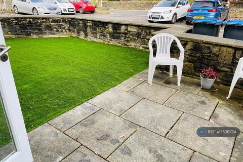 2 bedroom flat to rent, Main Street, Bradford, BD15