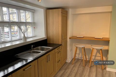 2 bedroom flat to rent, Main Street, Bradford, BD15