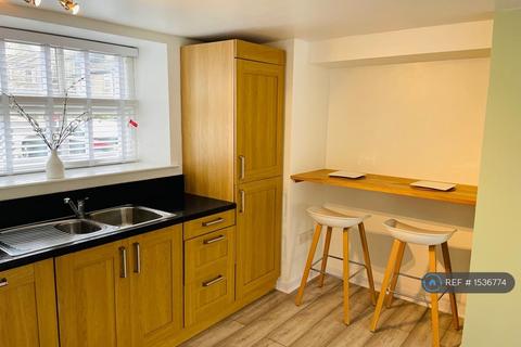 2 bedroom flat to rent, Main Street, Bradford, BD15
