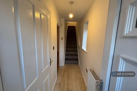 3 bedroom semi-detached house to rent, St. Ambrose Road, Oldham, OL1