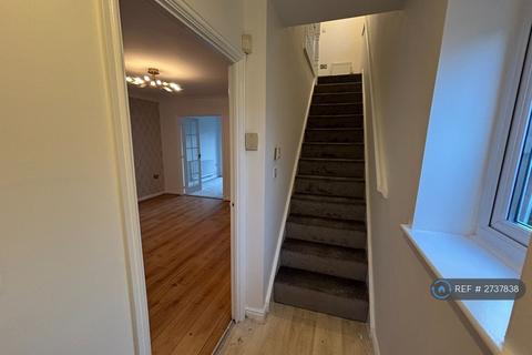 3 bedroom semi-detached house to rent, St. Ambrose Road, Oldham, OL1