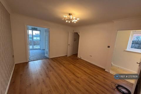 3 bedroom semi-detached house to rent, St. Ambrose Road, Oldham, OL1