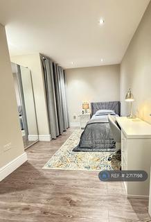1 bedroom in a house share to rent, Cottenham Park Road, London, SW20