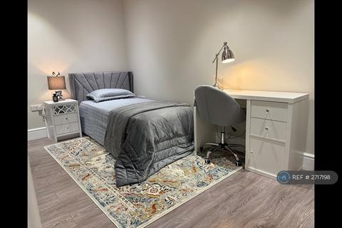 1 bedroom in a house share to rent, Cottenham Park Road, London, SW20