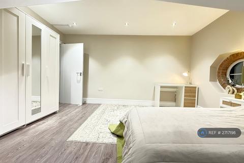 1 bedroom in a house share to rent, Cottenham Park Road, London, SW20
