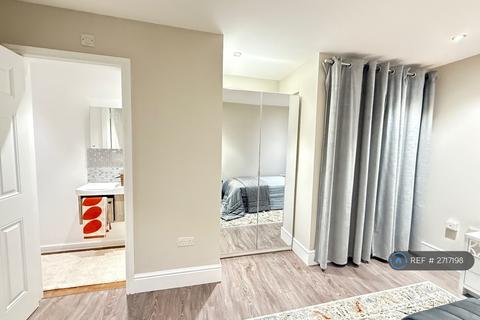 1 bedroom in a house share to rent, Cottenham Park Road, London, SW20