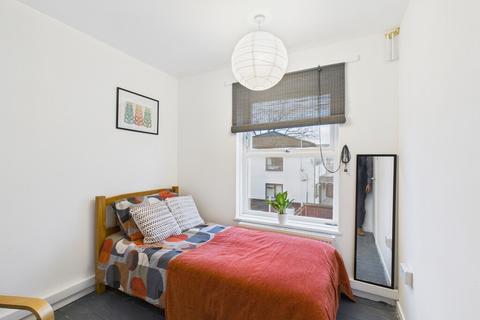 1 bedroom in a house share to rent, Canterbury Place - UBL