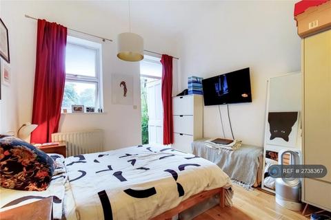 2 bedroom flat to rent, Clapham, London, SW11