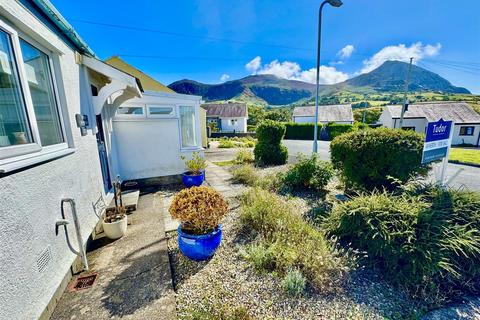 2 bedroom detached bungalow for sale, Stad Llwynaethnen, Trefor