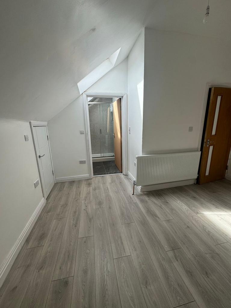 Bright attic-style double bedroom with light wo...