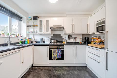 2 bedroom maisonette to rent, Burnt Ash Road Lee SE12