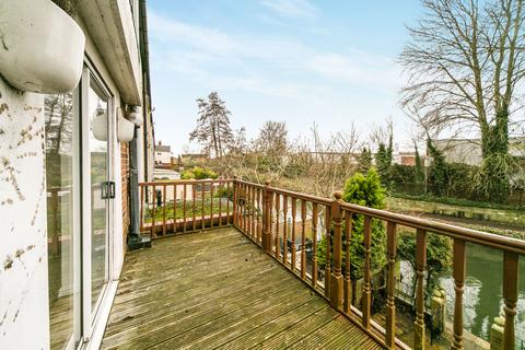 2 bedroom terraced house to rent, Elgar Road, Reading, RG2