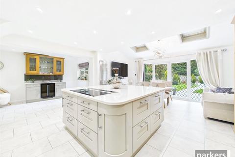 4 bedroom detached house to rent, Kingsford Close, Reading RG5
