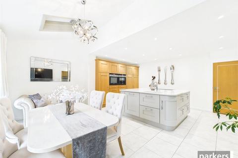 4 bedroom detached house to rent, Kingsford Close, Reading RG5