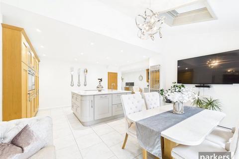 4 bedroom detached house to rent, Kingsford Close, Reading RG5