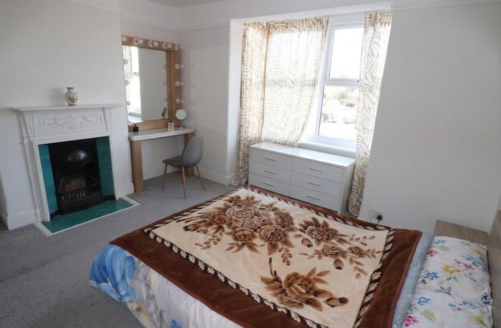 Bedroom, fireplace
