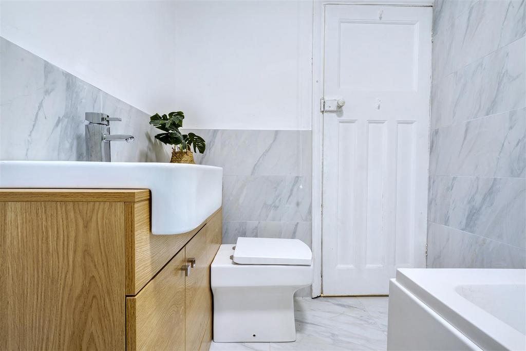 Bathroom 1 3.jpeg