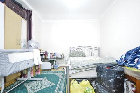 2 bedroom flat to rent, Second Avenue, Manor Park