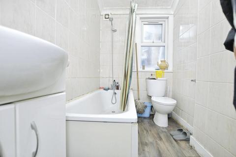2 bedroom flat to rent, Second Avenue, Manor Park
