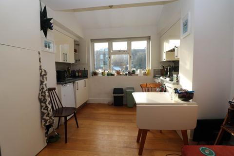 2 bedroom flat to rent, Regina Road, London