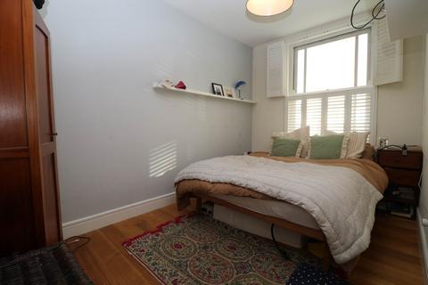 2 bedroom flat to rent, Regina Road, London