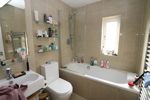 2 bedroom flat to rent, Regina Road, London