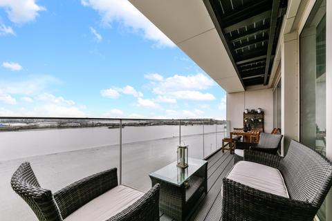 2 bedroom apartment to rent, Liner House, Royal Wharf, E16