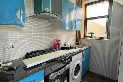 2 bedroom end of terrace house to rent, Springdale Street, Huddersfield HD1