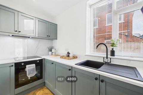 3 bedroom semi-detached house to rent, Nottingham NG5