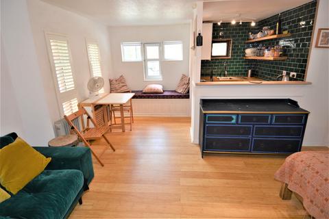 Studio to rent, Moreton Street, London SW1V
