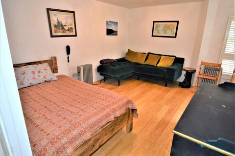 Studio to rent, Moreton Street, London SW1V